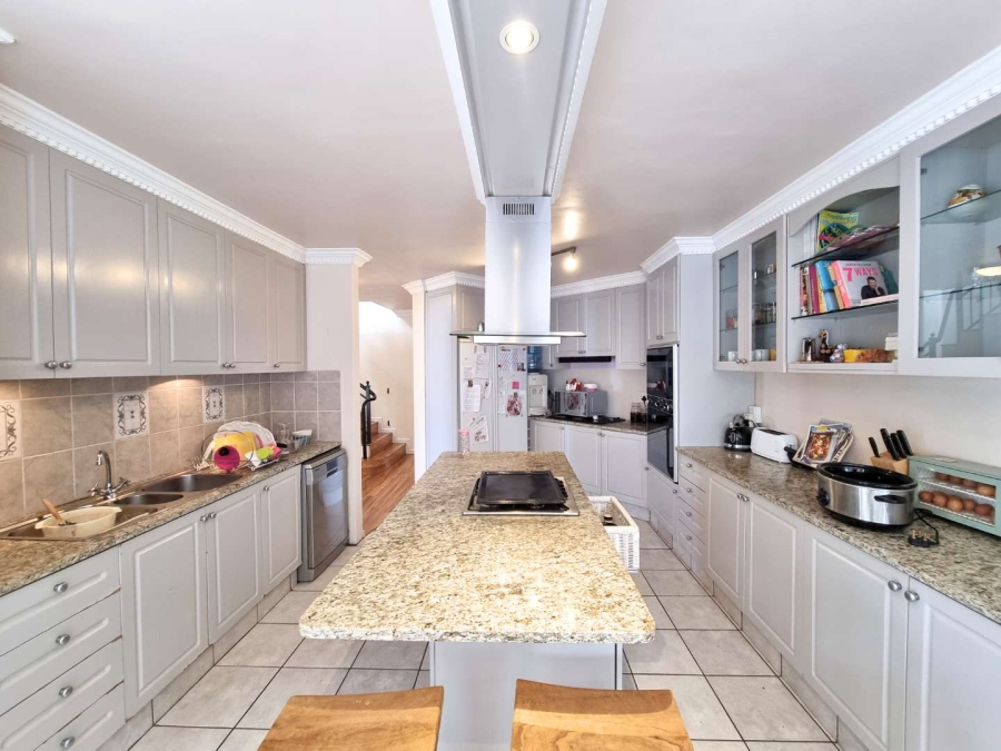 5 Bedroom Property for Sale in Chanteclair Western Cape